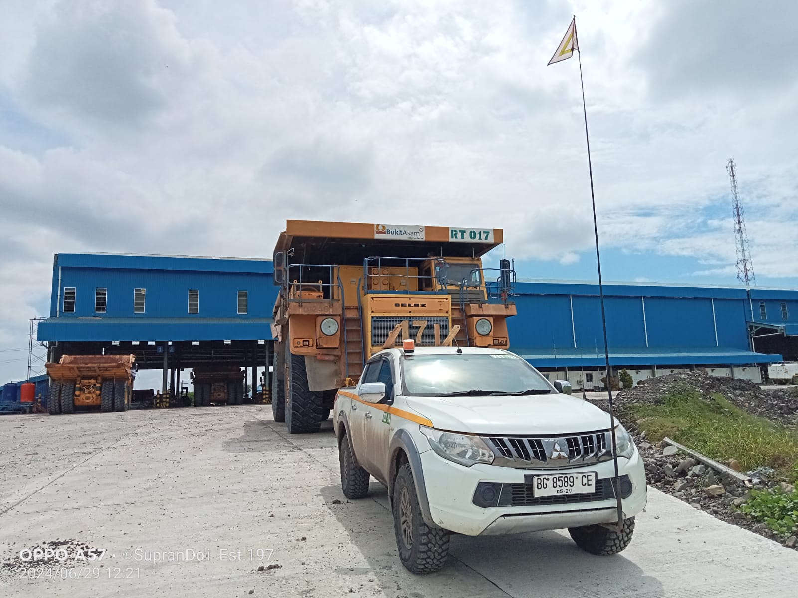 Armada kendaraan berat PT Satya Sentosa di lokasi proyek tambang