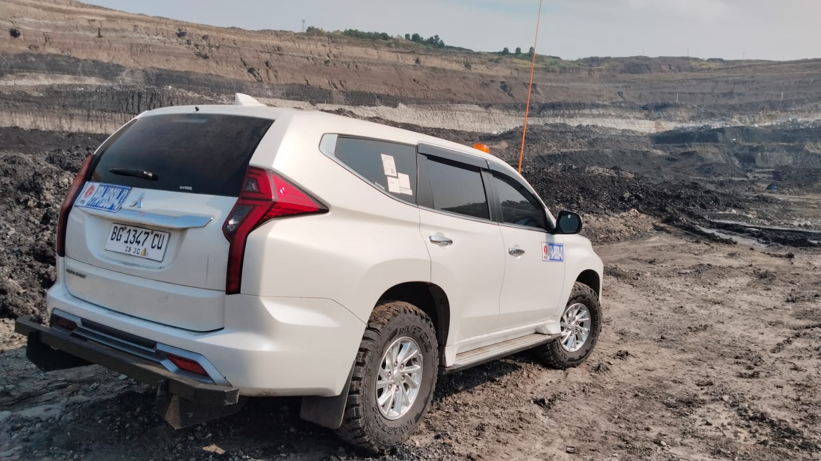 Armada kendaraan operasional PT Satya Sentosa di lokasi proyek